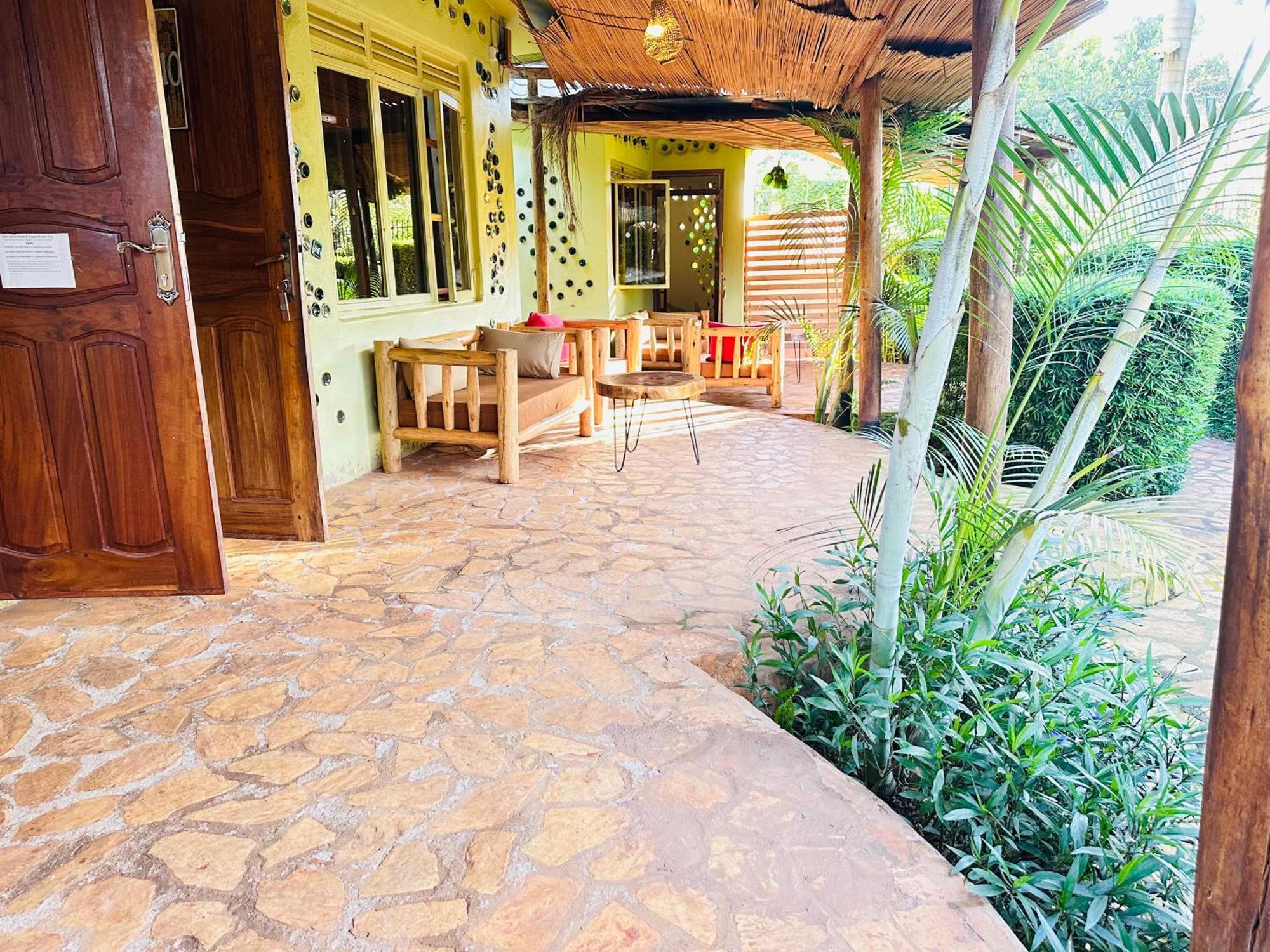 Afro Smile Hotel & Guest House Джинджа Экстерьер фото