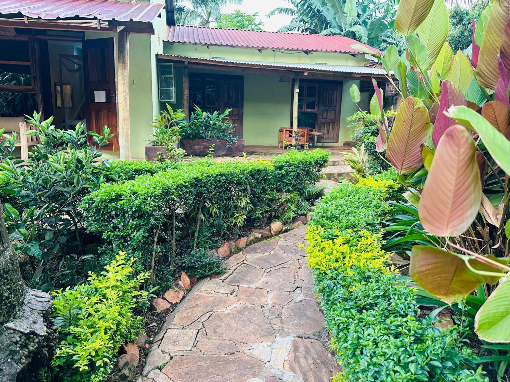 Afro Smile Hotel & Guest House Джинджа Экстерьер фото